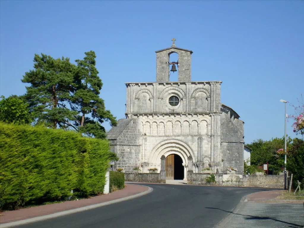 Vue panoramique du Château de Breuillet entouré de jardins verdoyants.